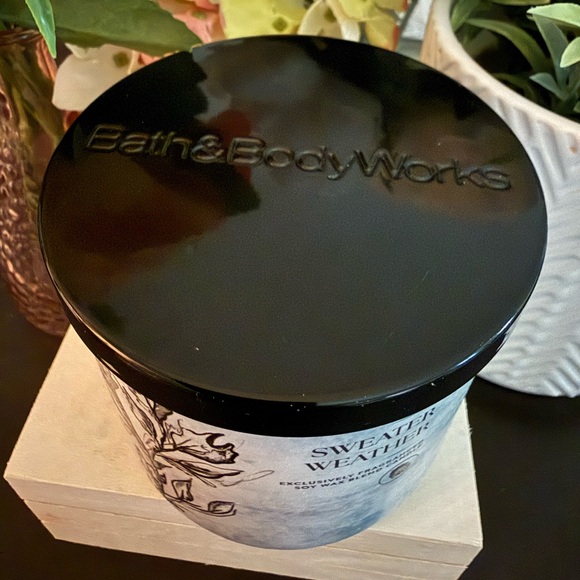 🆕🧣 BATH & BODY WORKS “SWEATER WEATHER” 3-WICK CANDLE. NEW. SOY WAX BLEND CANDLE - Picture 2 of 4